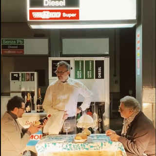 La benzina più cara dello champagne? Torna l'ironia web di Paolo Lucariello [VIDEO]