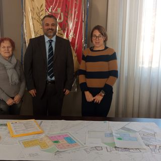 Il sindaco Isnardi con la giunta