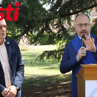 Il sindaco di Asti Maurizio Rasero insieme al presidente dell'associazione Italia Israele Luigi Florio durante le celebrazioni delle brigata ebraica il 25 aprile scorso