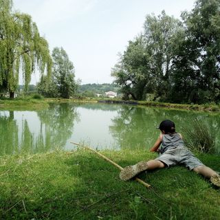 A Ferragosto riapre il Lago Stella a Castellero, tra pesca, musica e picnic