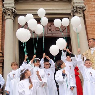 Festa a Montechiaro con la cerimonia della prima comunione di sette bambini