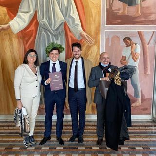 Il neo dottore con la madre Luisa, il fratello Francesco e il padre Filippo