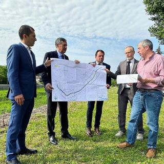 L'assessore Marco Gabusi durante l'ullustrazione dei lavori sull'alveo del torrente