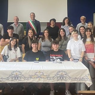 I ragazzi della Leva, a Canelli, ricevono la Costituzione dal sindaco Lanzavecchia