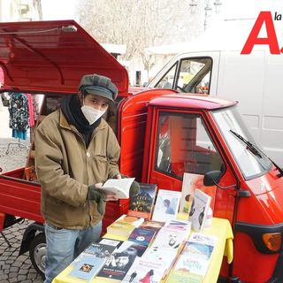Alessandro Minnella al mercato di Asti, vende libri con la sua Ape
