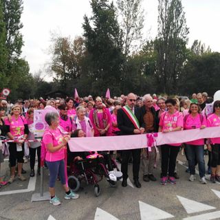 La partenza della camminata &quot;Nastro rosa&quot;