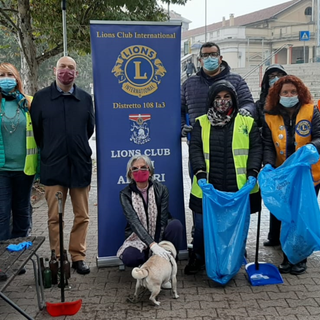 Il Lions Club Alfieri di Asti, contribuisce alla pulizia di piazza Campo del Palio