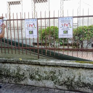 Cartelli multilingue alla primaria Cavour per ricordare il rispetto dell'ambiente