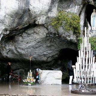 Per la prima volta nella storia chiude il Santuario di Lourdes in Francia: al via una catena di preghiere in tutto il mondo dalla Grotta delle Apparizioni