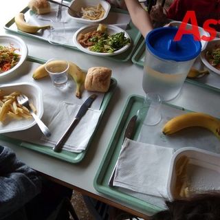 Covid, nelle scuole di Asti si pranzerà anche in classe. Tutti piatti cucinati e niente lunch box