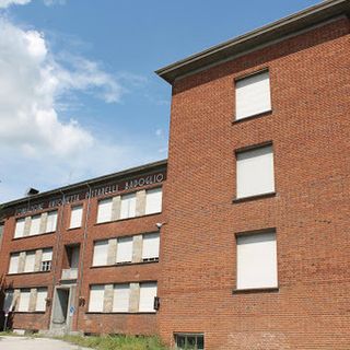 L'edificio che ospitava la Maternità