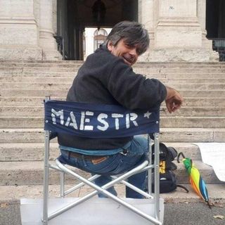 Il maestro Monaca durante una protesta