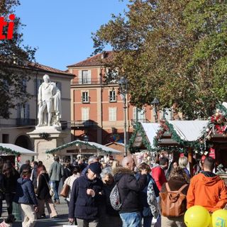 Un'immagine del Magico Paese 2023, in questi giorni in piazza Alfieri ( Merphefoto)