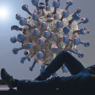 ragazzo pensieroso guarda l'immagine del Covid