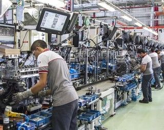 Immagine generica di operai al lavoro in una fabbrica