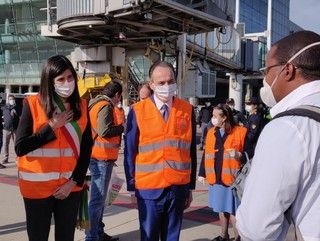Coronavirus, atterrato a Torino aereo con 38 medici e infermieri cubani in aiuto degli ospedali piemontesi (FOTO)