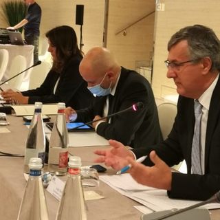 L'assessore Icardi, in primo piano, ritratto in una foto d'archivio