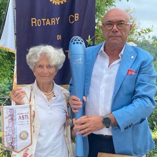 Tiziana Nasi con Maurizio Mela; tra loro la fiaccola dei Giochi Paralimpici di Torino 2006