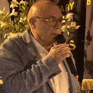 Maurizio Mela mentre illustra il programma