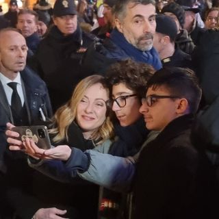 Le ore astigiane della Meloni: ressa, selfie e vin brulé (e poche risposte ai giornalisti) [FOTO E VIDEO]