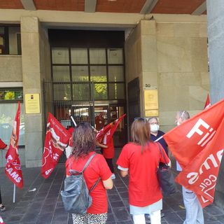 Manifestazione davanti alla Prefettura di Asti della lavoratrici delle mense scolastiche