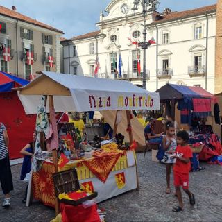 Piazza San Secondo si colora con il mercatino del Palio [GALLERIA FOTOGRAFICA]