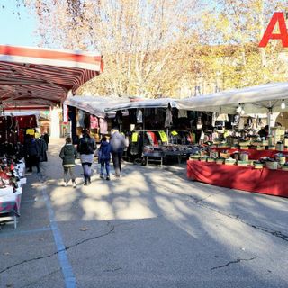 Banchi di ambulanti al mercato