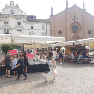 Foto tratte dalla pagina Facebook &quot;Mercato Unificato di Asti&quot;