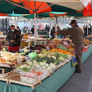 Un banco dell'ortofrutta al mercato di Asti (Ph. Efrem Zanchettin - Merfephoto)