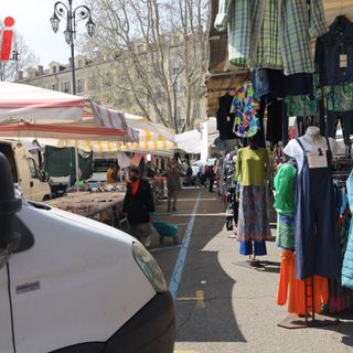 Foto d'archivio del mercato in piazza Alfieri