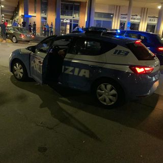Incidenti stradali: auto esce di strada e centra in pieno cartelloni pubblicitari