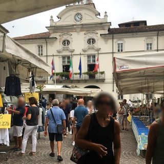 Immagine dello scorso anno del mercato in piazza San Secondo