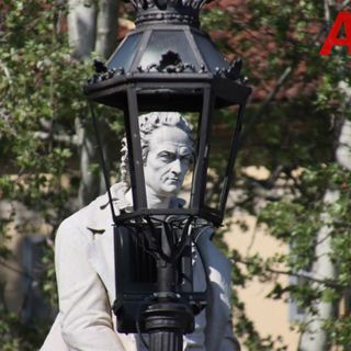 Auguri a Vittorio Alfieri, oggi la deposizione di una corona al monumento di piazza Alfieri