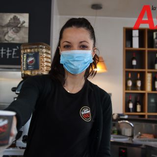 Si riaprono i bar. Ad Asti barista serve il caffè