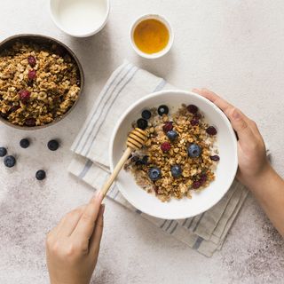 Il miele, un dolce elisir per la salute. Scopriamone proprietà e benefici con Fab SMS