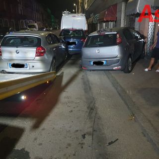 Perde il controllo dell'auto e finisce contro due macchine. Per l'urto, una danneggia la vetrina di un negozio