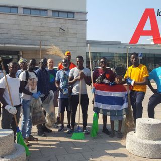 Prendersi cura della città senza distinzioni: oggi si combatte il degrado con l'aiuto dei migranti (FOTO)