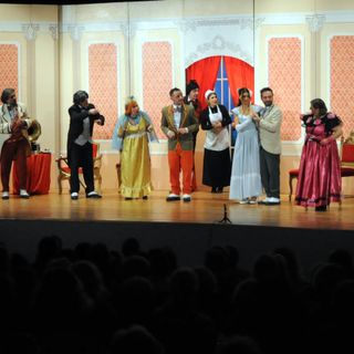 Pubblico delle grandi occasioni a Canelli per &quot;Miseria e nobiltà&quot; dei Masaniello con la partecipazione straordinaria di Margherita Fumero