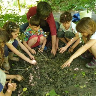Il maestro Monaca con alcuni alunni del progetto &quot;Bimbi Svegli&quot;