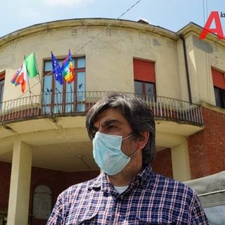 Il maestro Monaca di fronte alla scuola in cui insegna