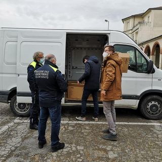 La consegna delle mascherine ai carabinieri a Moncalvo