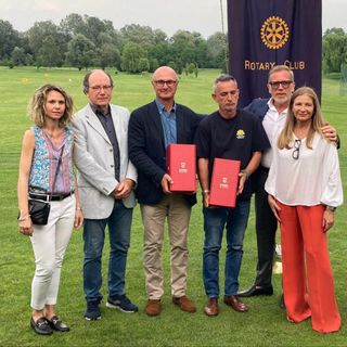 Nella foto, da sinistra a destra, il vicesindaco Stefania Morra, il presidente Rotary Luigi Florio e Esmeralda Masseroni (prefetto del Rotary Club), ritratti con i vincitori del Trofeo Rotary