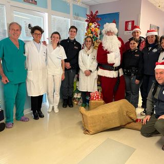 In foto la delegazione astigiana del Motoclub della Polizia con il direttore del Dipartimento Materno Infantile, Maggiorino Barbero, la primaria di Pediatria Maria Chiara Strozzi, il direttore medico del Cardinal Massaia Roberta Broda e il personale infermieristico.
