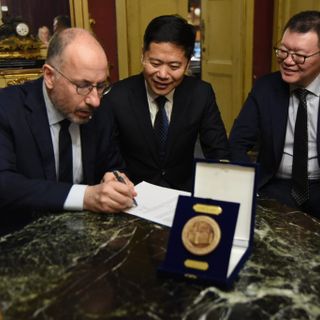 Il momento del conferimento del titolo a Zhao Zhijn