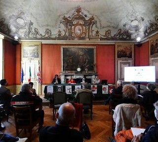 Luci e mercatini, lectio magistralis di Sgarbi e la mostra &quot;Le Fantastiche Grottesche&quot;: ecco il Natale di Fossano [VIDEO]
