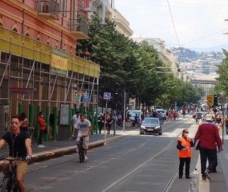 Avenue Jean Médecin a Nizza in attesa degli stranieri (foto di Ghjuvan Pasquale)