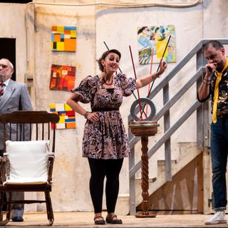 Sabato 18 febbraio 2023 al Foro Boario di Nizza Monferrato ultimo appuntamento della rassegna “Teatro al Foro” con “Black Comedy”.