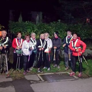 Un gruppo durante camminata serale
