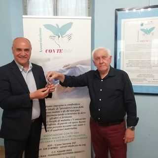 Il passaggio di testimone tra il presidente uscente e l'entrante (a sinistra nella foto)