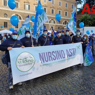 Ieri il grido degli infermieri a Roma è volato alto: &quot;Non siamo eroi, ma professionisti&quot; [VIDEO]